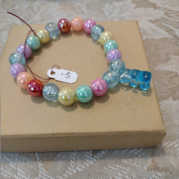 Artemis's Gems custom-made beaded bracelet with gummy bear charm, rainbow - Picture 4 of 5